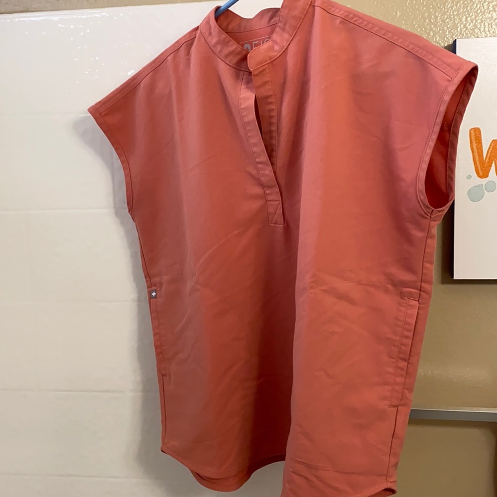 Figs coral Rafaela scrub top